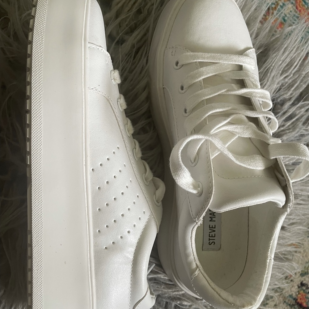 Steve Madden sneaker size 8 woman